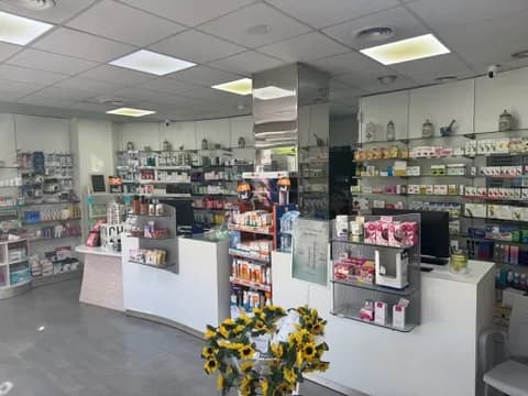 Estanterías de dermocosmética en Farmacia Helena Soldevila Granada