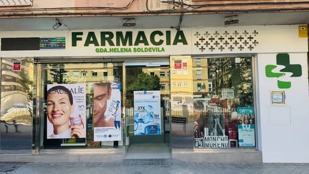 Fachada de Farmacia Helena Soldevila en Granada, C. Ribera del Violón