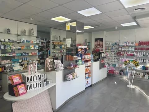 Interior luminoso de la Farmacia Helena Soldevila en Granada