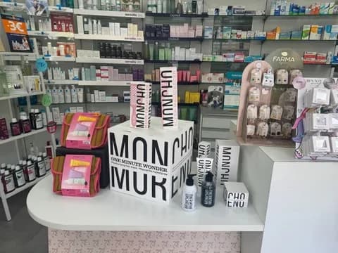 Mostrador y zona de atención en Farmacia Helena Soldevila